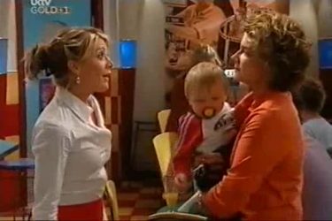 Izzy Hoyland, Oscar Scully, Lyn Scully in Neighbours Episode 