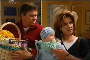 Joe Scully, Oscar Scully, Lyn Scully in Neighbours Episode 4403