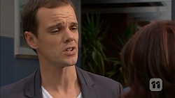 Lee Barnes, Naomi Canning in Neighbours Episode 6916