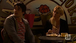 Chris Pappas, Lucy Robinson in Neighbours Episode 6944