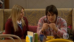 Amber Turner, Chris Pappas in Neighbours Episode 