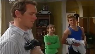 Max Hoyland, Summer Hoyland, Boyd Hoyland in Neighbours Episode 