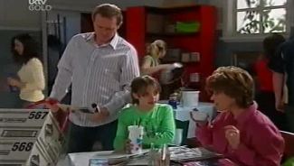Max Hoyland, Summer Hoyland, Lyn Scully in Neighbours Episode 