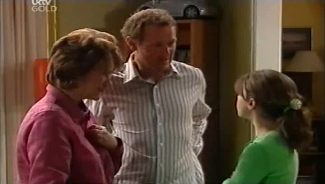 Lyn Scully, Max Hoyland, Summer Hoyland in Neighbours Episode 