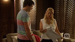 Chris Pappas, Lucy Robinson in Neighbours Episode 