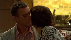 Paul Robinson, Naomi Canning in Neighbours Episode 7102
