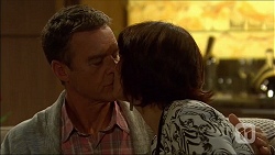 Paul Robinson, Naomi Canning in Neighbours Episode 