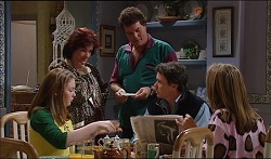 Michelle Scully, Lyn Scully, Mick Scully, Joe Scully, Felicity Scully in Neighbours Episode 3670