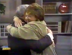 Rob Lewis, Gloria Lewis in Neighbours Episode 0872