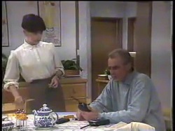 Hilary Robinson, Jim Robinson in Neighbours Episode 