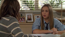 Paige Novak, Piper Willis in Neighbours Episode 