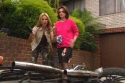 Steph Scully, Lyn Scully in Neighbours Episode 