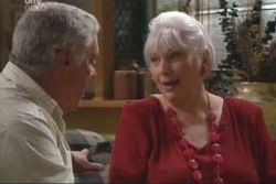 Lou Carpenter, Rosie Hoyland in Neighbours Episode 4002