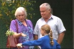 Lou Carpenter, Rosie Hoyland, Summer Hoyland in Neighbours Episode 4006