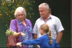 Lou Carpenter, Rosie Hoyland, Summer Hoyland in Neighbours Episode 