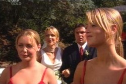 Michelle Scully, Steph Scully, Joe Scully, Felicity Scully in Neighbours Episode 4007