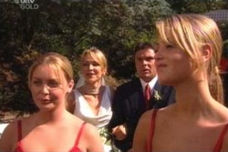 Michelle Scully, Steph Scully, Joe Scully, Felicity Scully in Neighbours Episode 