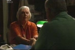 Rosie Hoyland, Lou Carpenter in Neighbours Episode 4034