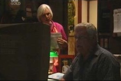 Lou Carpenter, Rosie Hoyland in Neighbours Episode 4037