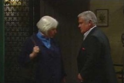 Rosie Hoyland, Lou Carpenter in Neighbours Episode 4044