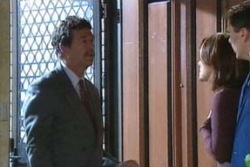 Detective Goldstein, Lyn Scully, Joe Scully in Neighbours Episode 