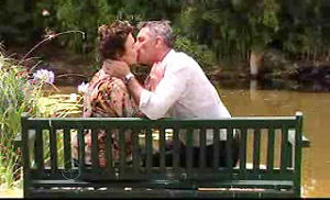Lyn Scully, Bobby Hoyland in Neighbours Episode 