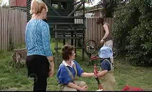 Dylan Timmins, Janelle Timmins, Lyn Scully, Oscar Scully in Neighbours Episode 