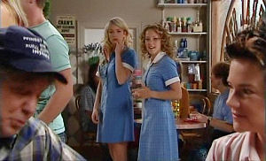 Joe Mangel, Sky Mangel, Serena Bishop, Lyn Scully in Neighbours Episode 4781