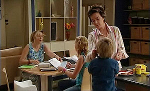 Janelle Timmins, Janae Timmins, Lyn Scully, Oscar Scully in Neighbours Episode 