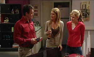 Paul Robinson, Izzy Hoyland, Elle Robinson in Neighbours Episode 4894