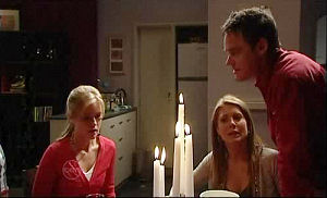 Elle Robinson, Izzy Hoyland, Paul Robinson in Neighbours Episode 