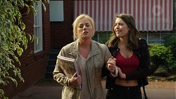 Lauren Turner, Paige Novak in Neighbours Episode 