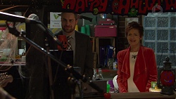 Wayne Baxter, Susan Kennedy in Neighbours Episode 7486