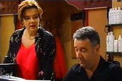 Lyn Scully, Gino Esposito in Neighbours Episode 
