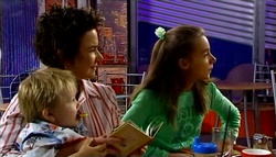 Oscar Scully, Lyn Scully, Summer Hoyland in Neighbours Episode 