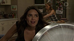 Paige Novak, Piper Willis in Neighbours Episode 