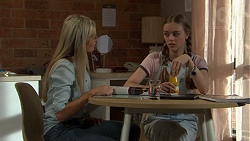 Andrea Somers (posing as Dee), Willow Somers (posing as Willow Bliss) in Neighbours Episode 7530