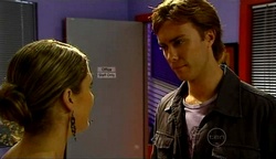 Izzy Hoyland, Robert Robinson (posing as Cameron Robinson) in Neighbours Episode 4971