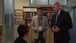 Susan Kennedy, Finn Kelly, Trent Edwards in Neighbours Episode 7621