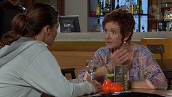 Elly Conway, Susan Kennedy in Neighbours Episode 7628